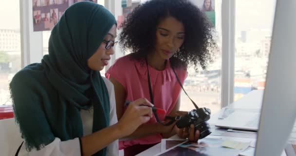 Boční Pohled Dva Mladé Smíšené Rasy Ženské Obchodní Kreativci Při — Stock video