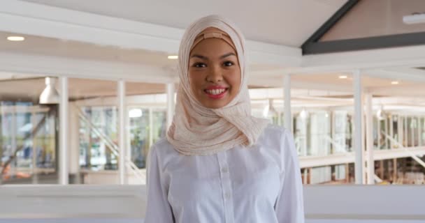 在一个商务会议上 一位年轻的亚洲女商人头戴头巾 面带微笑站在大堂的肖像特写 — 图库视频影像