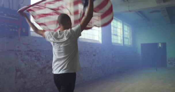 Vista Trasera Joven Mestizo Moda Almacén Vacío Sosteniendo Una Bandera — Vídeo de stock