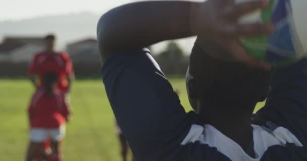 Sulla Spalla Vista Giovane Giocatore Rugby Afroamericano Adulto Che Lancia — Video Stock