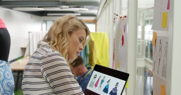 Vista Lateral Close Jovem Designer Moda Branca Usando Computador Tablet — Vídeo de Stock