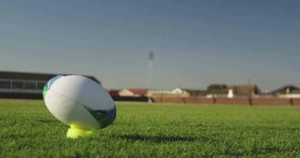 Vista Lateral Sección Baja Una Joven Jugadora Rugby Caucásica Adulta — Vídeos de Stock