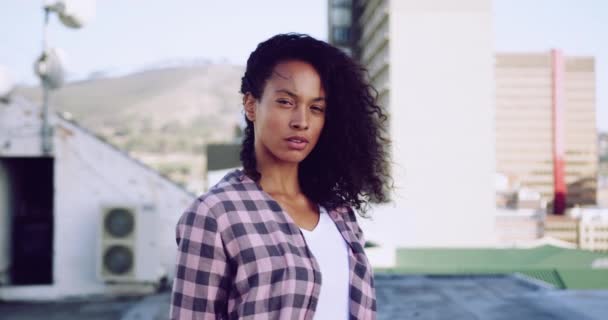 Vista Frontal Uma Jovem Mulher Raça Mista Quadril Telhado Urbano — Vídeo de Stock