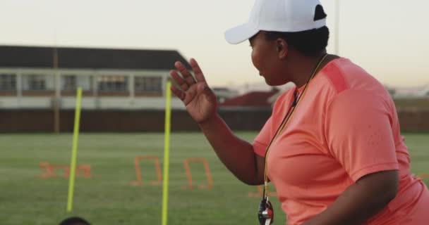 Vista Lateral Cerca Entrenador Rugby Femenino Raza Mixta Mediana Edad — Vídeo de stock