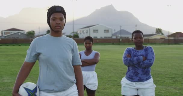 Retrato Una Joven Jugadora Rugby Raza Mixta Adulta Que Lleva — Vídeo de stock