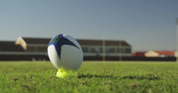 前视镜下低段的年轻的成年男女混合赛橄榄球手跑到球前 将球踢出一个位置 — 图库视频影像