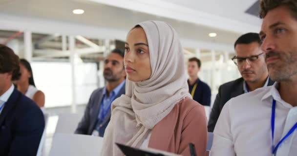 Boční Pohled Zblízka Mladé Asijské Podnikatelky Hidžábu Sedí Publiku Poslouchá — Stock video