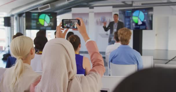 Vista Posterior Cerca Una Mujer Sentada Audiencia Una Conferencia Negocios — Vídeos de Stock