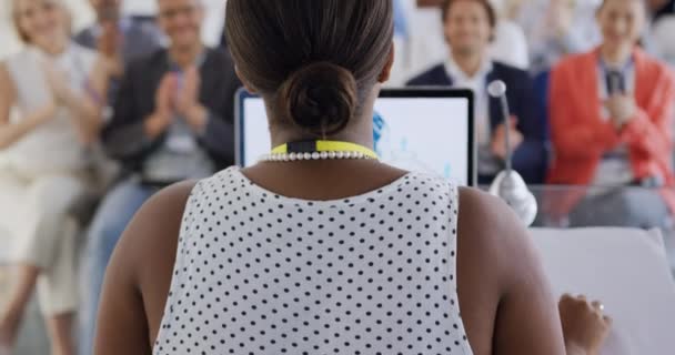 Vista Posterior Cerca Una Joven Mujer Negocios Afroamericana Pie Escenario — Vídeos de Stock