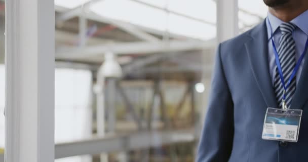 Бічний Вид Молодого Афроамериканського Бізнесмена Який Носить Костюм Краватку Збирає — стокове відео