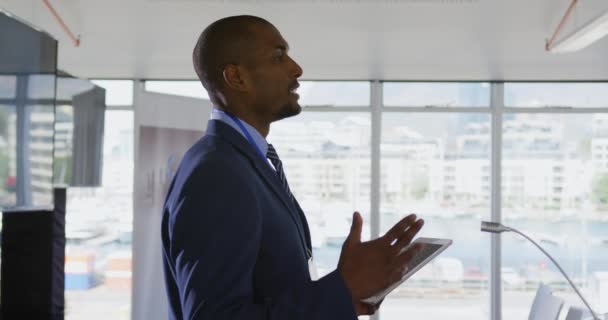 Side View Close Young African American Businessman Wearing Suit Tie — стокове відео