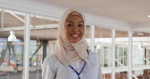 在一个商务会议上 一位年轻的亚洲女商人头戴头巾 面带微笑站在大堂的肖像特写 — 图库视频影像