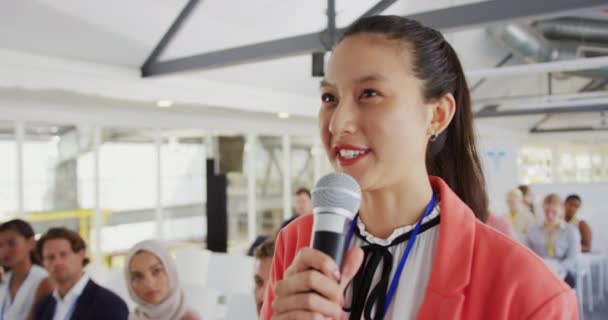 Vista Frontal Cerca Una Joven Mujer Negocios Asiática Sonriente Audiencia — Vídeo de stock