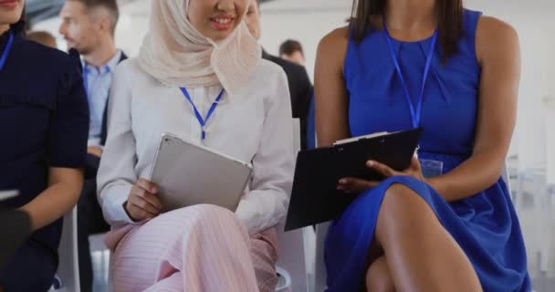 Передній Вигляд Двох Молодих Азіатських Бізнесменів Одна Яких Носить Хіджаб — стокове відео