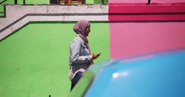 Widok Boku Młodej Rasy Mieszanej Kobieta Ubrana Hidżab Chodzenie Ulicy — Wideo stockowe