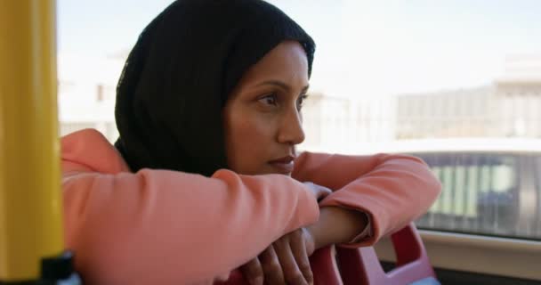 Vue Face Une Jeune Femme Métisse Portant Hijab Assise Dans — Video