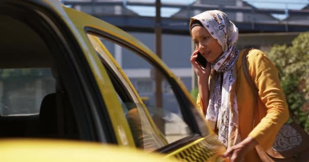 Vista Frontal Una Joven Mestiza Vestida Con Hijab Hablando Smartphone — Vídeo de stock