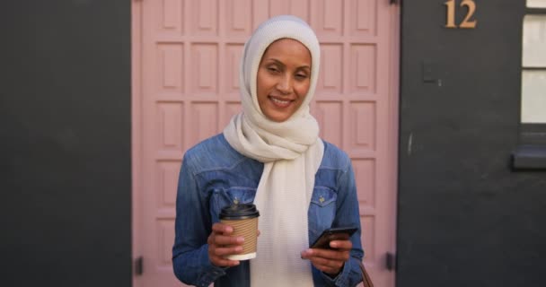 Porträtt Ung Blandad Ras Kvinna Klädd Hijab Stående Stad Gata — Stockvideo