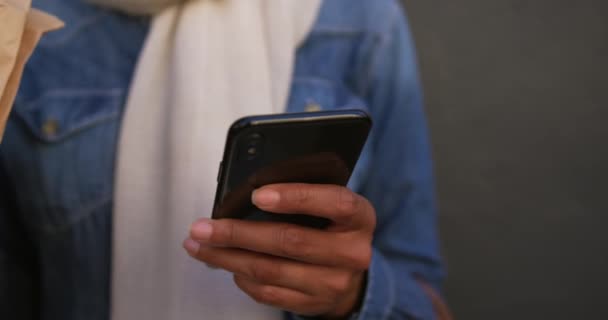 Vooraanzicht Close Van Een Jonge Gemengde Race Vrouw Dragen Een — Stockvideo