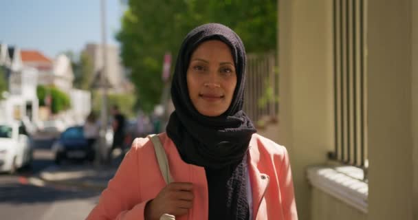 Портрет Молодої Змішаної Жінки Хіджабі Йде Міській Вулиці Посміхаючись Камері — стокове відео