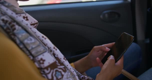 도시에서 운전하는 택시에 앉아있는 여성의 측면보기 스마트 메시지 — 비디오