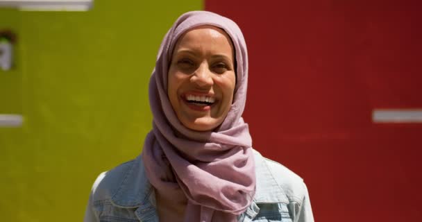 Портрет Молодої Змішаної Жінки Хіджабі Міській Вулиці Посміхаючись Камері Зеленою — стокове відео