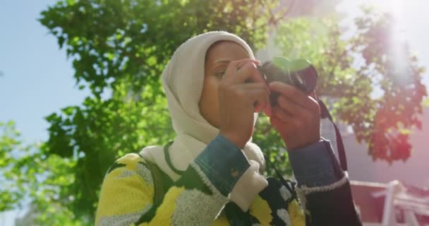 Vooraanzicht Van Een Jonge Gemengde Race Vrouw Dragen Een Hijab — Stockvideo