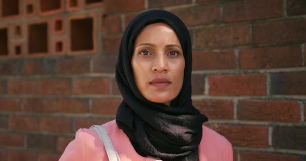 Portrét Blízko Mladé Smíšené Rasy Která Nosí Hidžábu Městské Ulici — Stock video