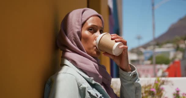 Porträtt Ung Blandad Ras Kvinna Klädd Hijab Stadsgata Dricka Kaffe — Stockvideo