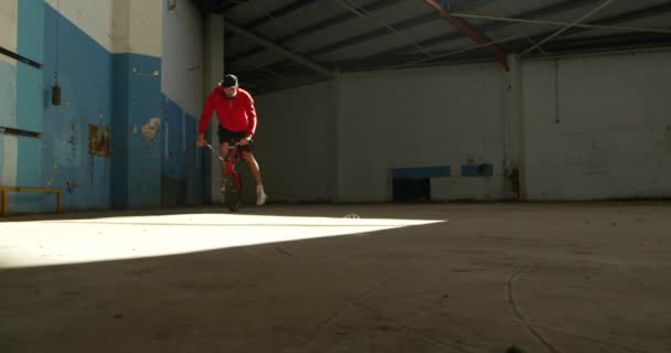 Vista Frontal Jovem Caucasiano Balanceando Roda Dianteira Uma Bicicleta Bmx — Vídeo de Stock