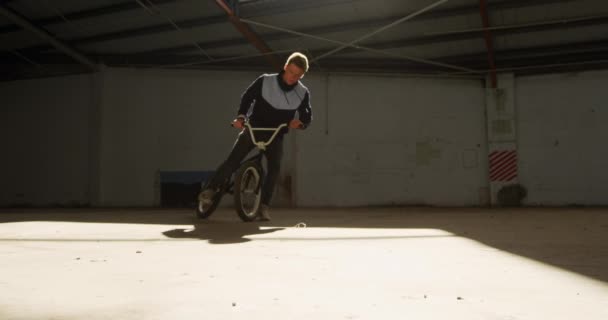 Side View Young Caucasian Man Sliding Bmx Bike Shaft Sunlight — Stock Video