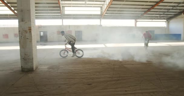 Вид Сбоку Двух Молодых Кавказских Мужчин Прыгающих Едущих Велосипедах Bmx — стоковое видео