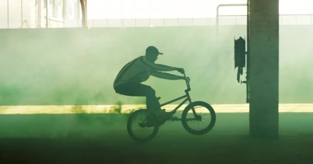 Vista Lateral Jovem Caucasiano Montando Equilibrado Roda Traseira Uma Bicicleta — Vídeo de Stock