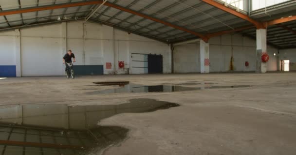 Vista Frontal Joven Caucásico Saltando Sobre Charco Una Bicicleta Bmx — Vídeos de Stock