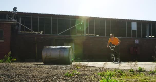 Güneşte Terk Edilmiş Bir Deponun Önünde Bmx Bisikletinin Üzerinde Bir — Stok video