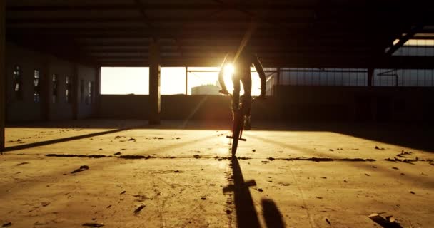 Framifrån Ung Vit Man Rider Bmx Cykel Och Gör Tricks — Stockvideo