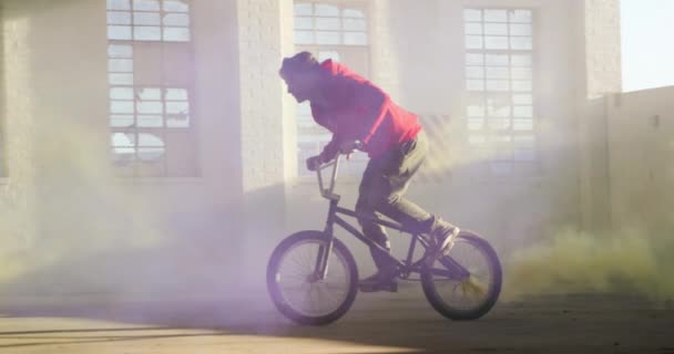 Terk Edilmiş Bir Depoda Mor Sarı Duman Bombalarıyla Bmx Motorları — Stok video