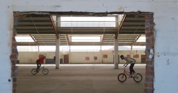 Vista Lateral Dos Jóvenes Caucásicos Montando Sus Bicicletas Bmx Direcciones — Vídeo de stock