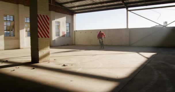 Vooraanzicht Van Een Jonge Blanke Man Die Een Bmx Fiets — Stockvideo