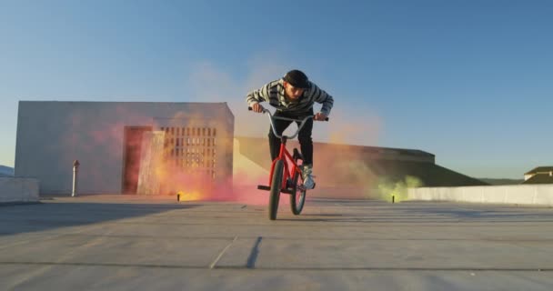 Vue Latérale Près Jeune Homme Caucasien Vélo Bmx Faisant Des — Video