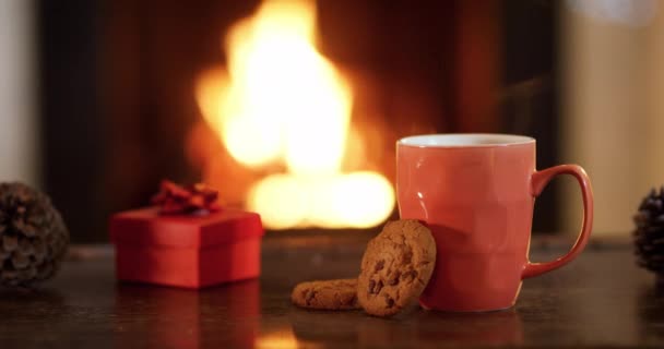 Close Mão Uma Jovem Mestiça Atingindo Tomando Biscoito Mesa Sua — Vídeo de Stock