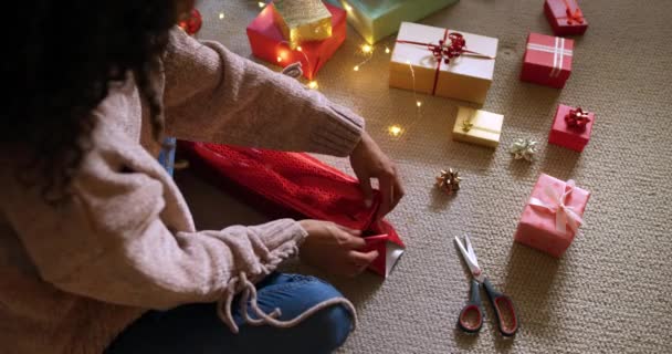 Vista Ángulo Alto Una Mujer Raza Mixta Sala Estar Navidad — Vídeos de Stock