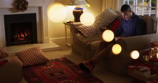 Vista Lateral Hombre Raza Mixta Sentado Sofá Sala Estar Navidad — Vídeos de Stock