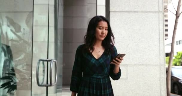 Přední Pohled Módní Mladé Asijské Ženy Pomocí Smartphone Při Chůzi — Stock video