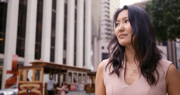 Retrato Uma Mulher Asiática Muito Jovem Moda Uma Rua Cidade — Vídeo de Stock