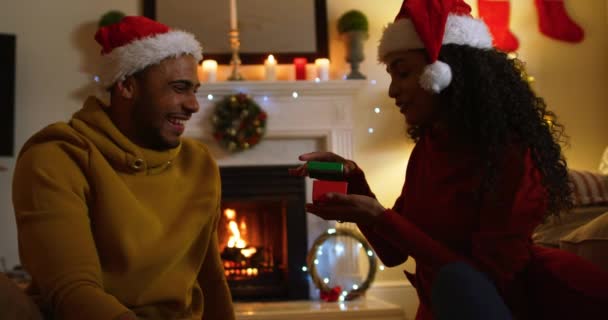 Vue Latérale Près Couple Mixte Dans Leur Salon Noël Portant — Video