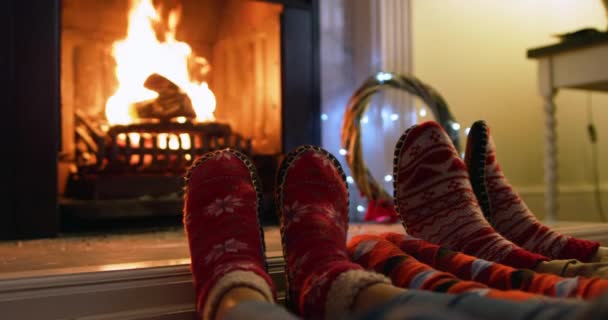 Nahaufnahme Einer Gemischten Rassenfamilie Ihrem Wohnzimmer Weihnachten Die Gemeinsam Kamin — Stockvideo