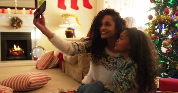 Frontansicht Einer Mutter Die Mit Ihrer Kleinen Tochter Weihnachten Wohnzimmer — Stockvideo