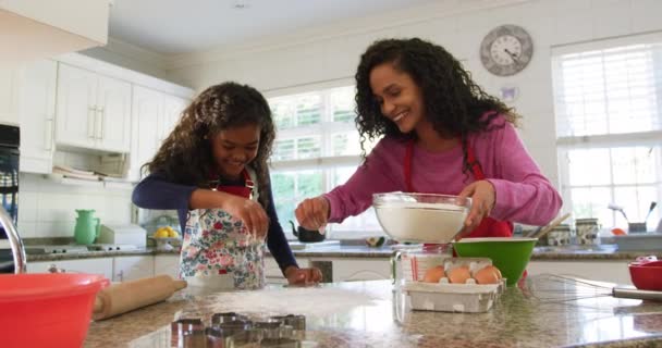 Vista Frontal Una Madre Raza Mixta Una Cocina Con Hija — Vídeo de stock