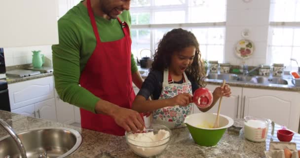 Vooraanzicht Van Een Gemengde Ras Vader Een Keuken Met Zijn — Stockvideo